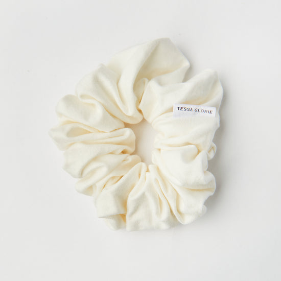 Tessa Glorie scrunchie in white